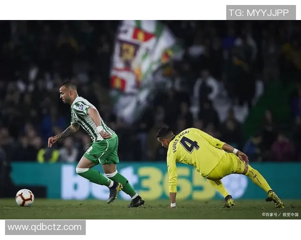 引领足球潮流的球星风采，时尚与竞技的完美融合