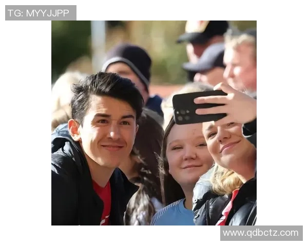 足球巨星与小球迷亲密互动 温暖瞬间让梦想照进现实